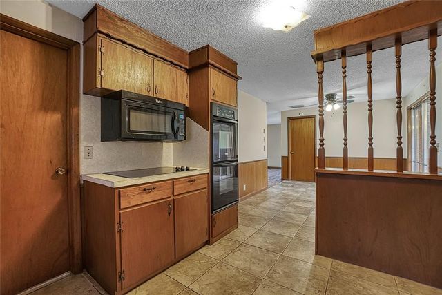 2724 S Chapman Road, Clinton, OK 73601