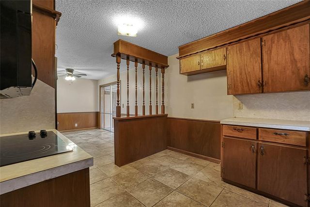 2724 S Chapman Road, Clinton, OK 73601