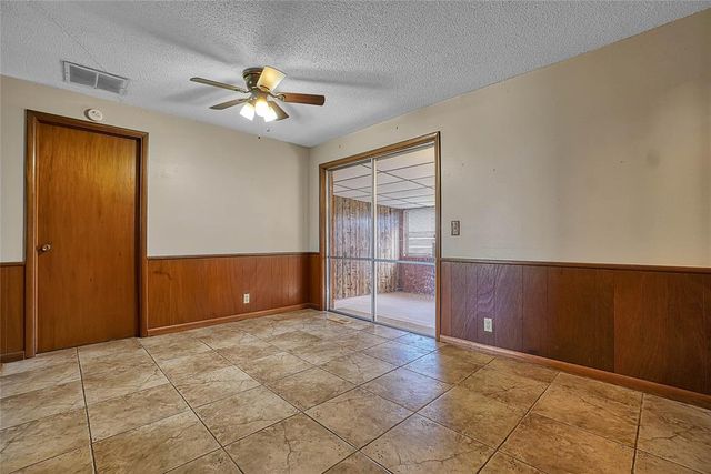 2724 S Chapman Road, Clinton, OK 73601