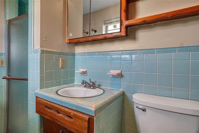 2724 S Chapman Road, Clinton, OK 73601