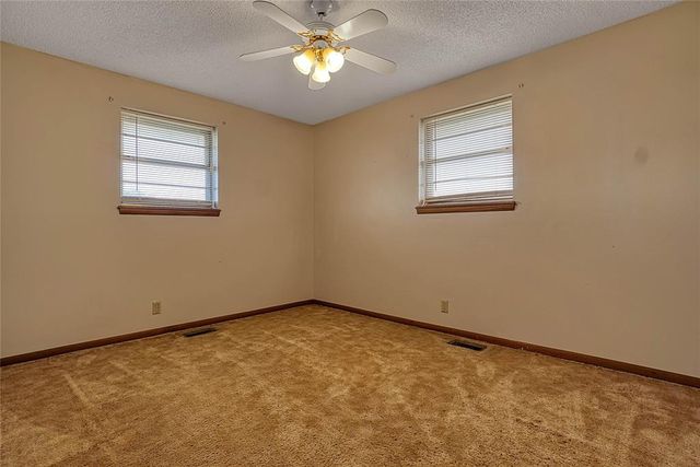 2724 S Chapman Road, Clinton, OK 73601