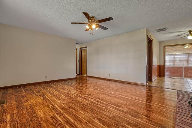 2724 S Chapman Road, Clinton, OK 73601