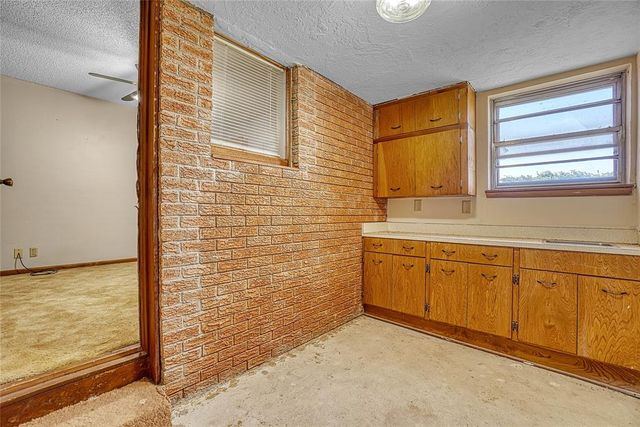 2724 S Chapman Road, Clinton, OK 73601