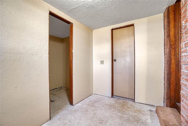 2724 S Chapman Road, Clinton, OK 73601