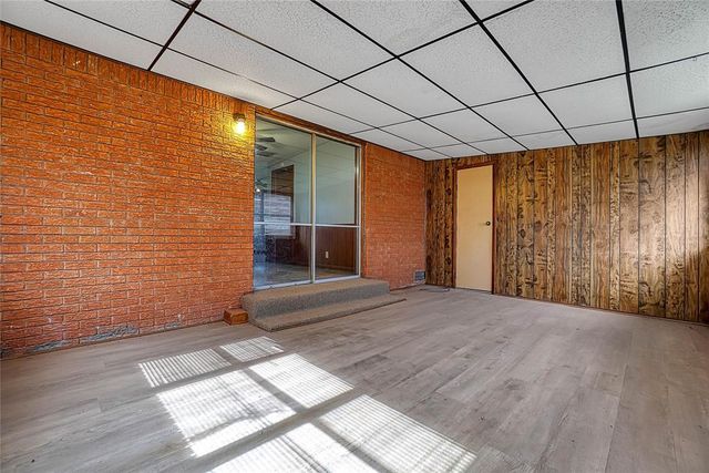 2724 S Chapman Road, Clinton, OK 73601