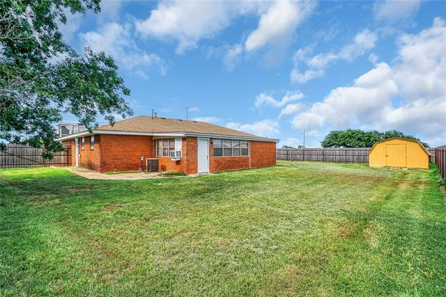 2724 S Chapman Road, Clinton, OK 73601