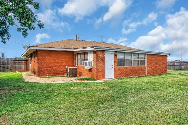 2724 S Chapman Road, Clinton, OK 73601