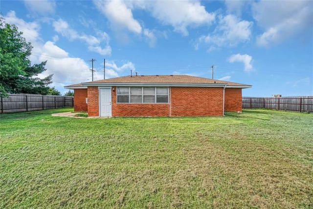 2724 S Chapman Road, Clinton, OK 73601