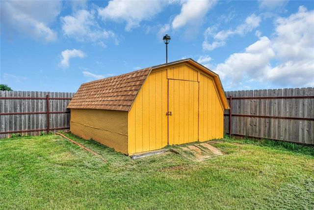 2724 S Chapman Road, Clinton, OK 73601