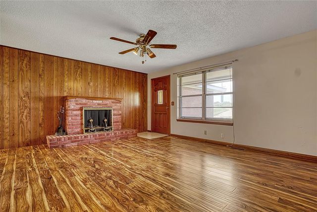 2724 S Chapman Road, Clinton, OK 73601