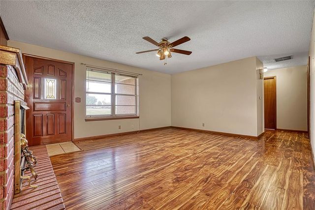 2724 S Chapman Road, Clinton, OK 73601