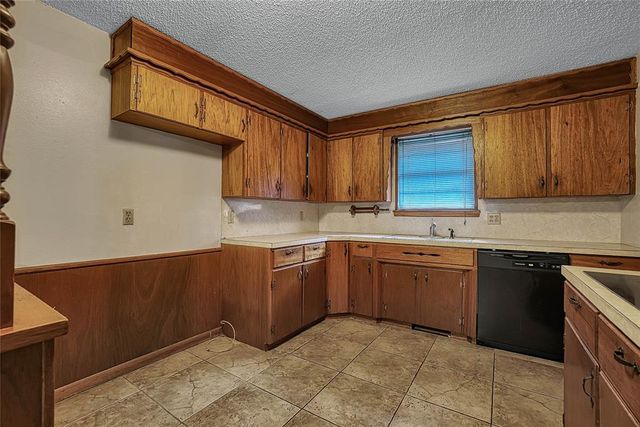 2724 S Chapman Road, Clinton, OK 73601