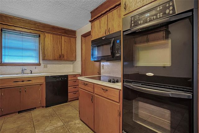 2724 S Chapman Road, Clinton, OK 73601