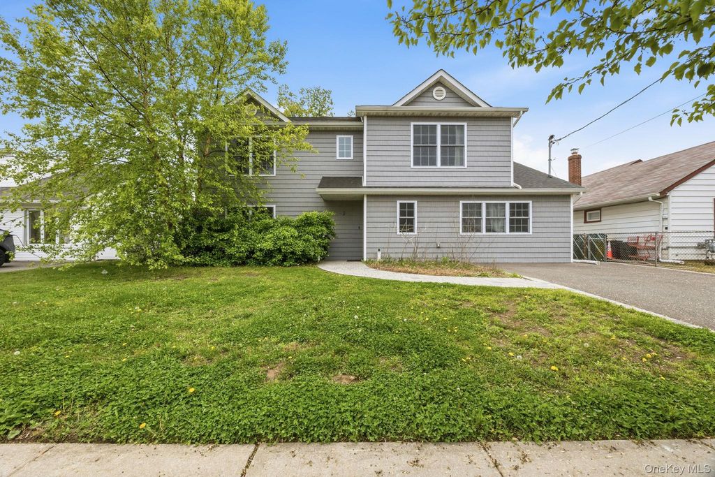 3 Sunrise Street, Plainview, NY 11803