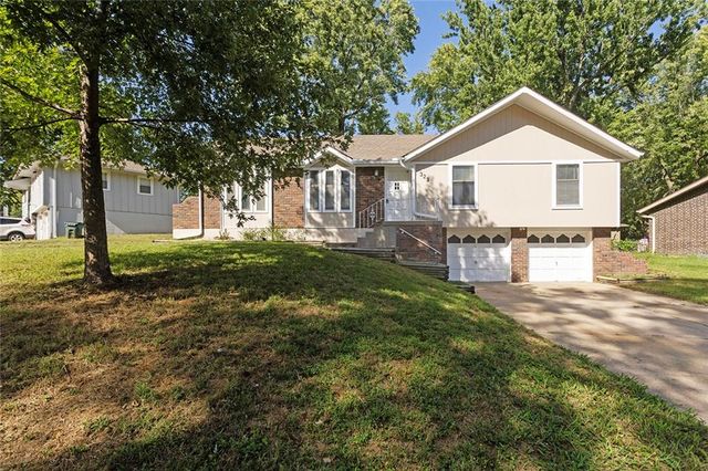 323 Gladstone Drive, Blue Springs, MO 64014