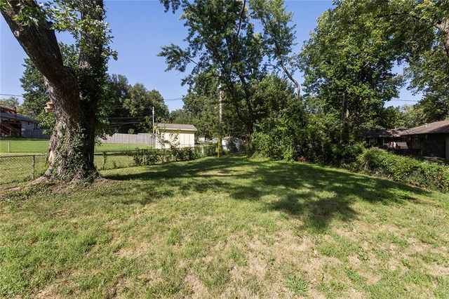 323 Gladstone Drive, Blue Springs, MO 64014