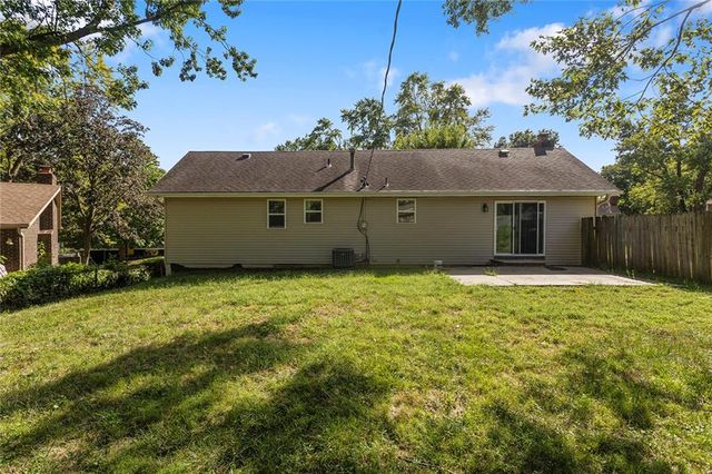 323 Gladstone Drive, Blue Springs, MO 64014