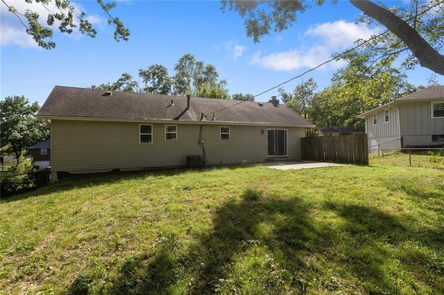 323 Gladstone Drive, Blue Springs, MO 64014