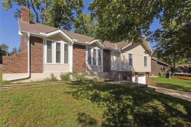 323 Gladstone Drive, Blue Springs, MO 64014