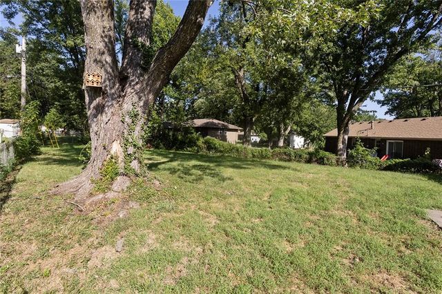 323 Gladstone Drive, Blue Springs, MO 64014