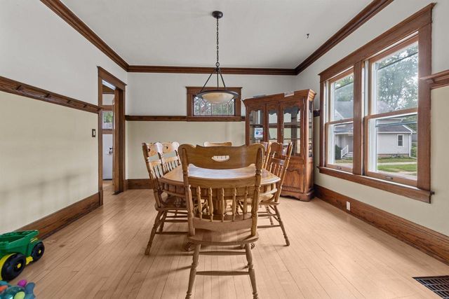 923 W NEW YORK AVENUE, Oshkosh, WI 54901