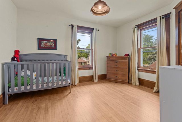 923 W NEW YORK AVENUE, Oshkosh, WI 54901