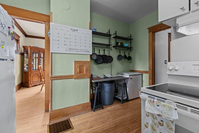 923 W NEW YORK AVENUE, Oshkosh, WI 54901