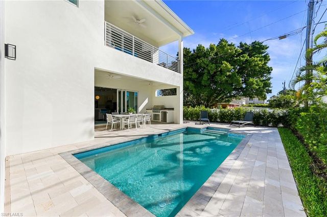 596 111th AVE N, Naples, FL 34108