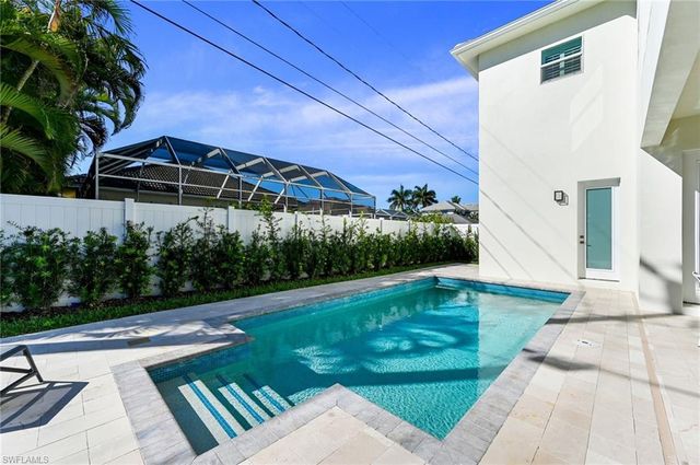 596 111th AVE N, Naples, FL 34108