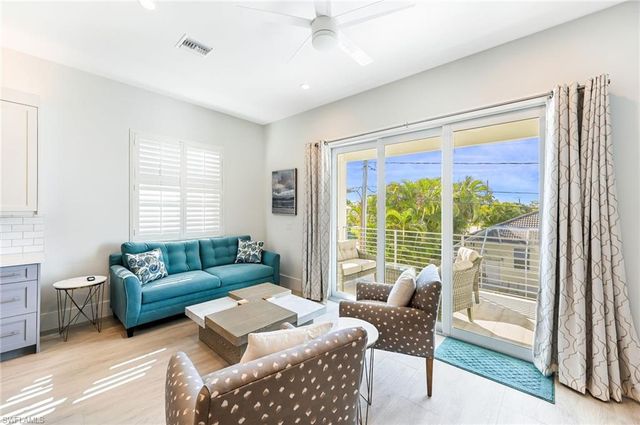 596 111th AVE N, Naples, FL 34108