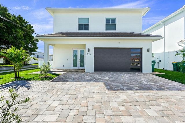 596 111th AVE N, Naples, FL 34108