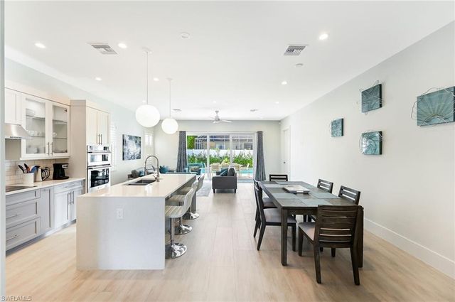 596 111th AVE N, Naples, FL 34108