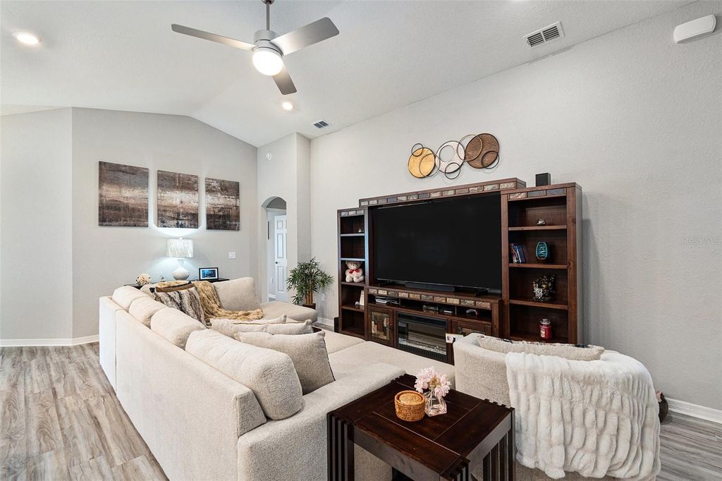 Image 8 of property listing at 6436 PEBBLEBROOKE WAY, Zephyrhills, FL 33541