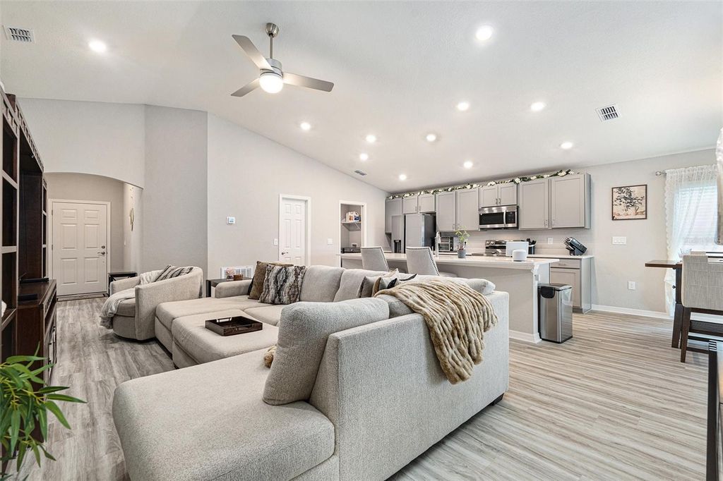 Image 9 of property listing at 6436 PEBBLEBROOKE WAY, Zephyrhills, FL 33541