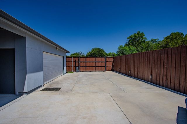 6550 Lockheed Boulevard, Dallas, TX 75209