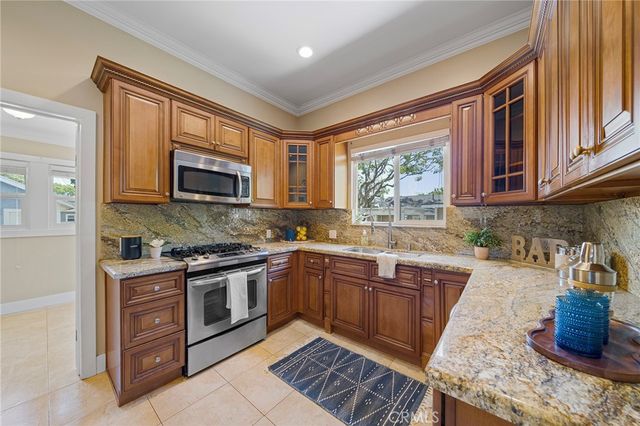 560 N 2nd Avenue, Upland, CA 91786