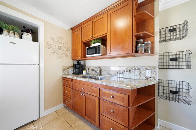 560 N 2nd Avenue, Upland, CA 91786