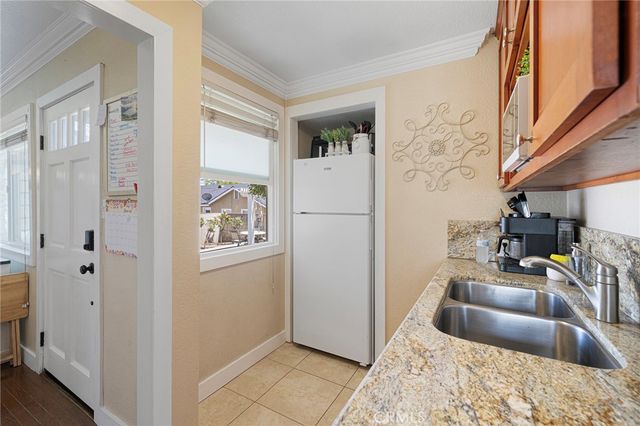 560 N 2nd Avenue, Upland, CA 91786