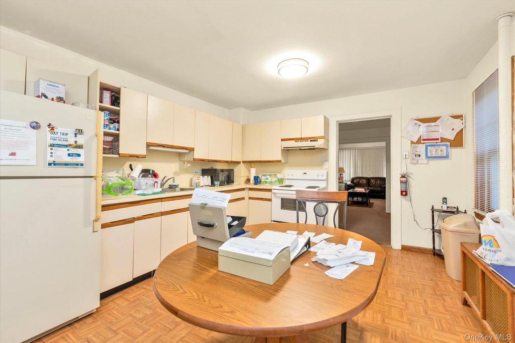 343 Roslyn Avenue, Carle Place, NY 11514 — photo 3