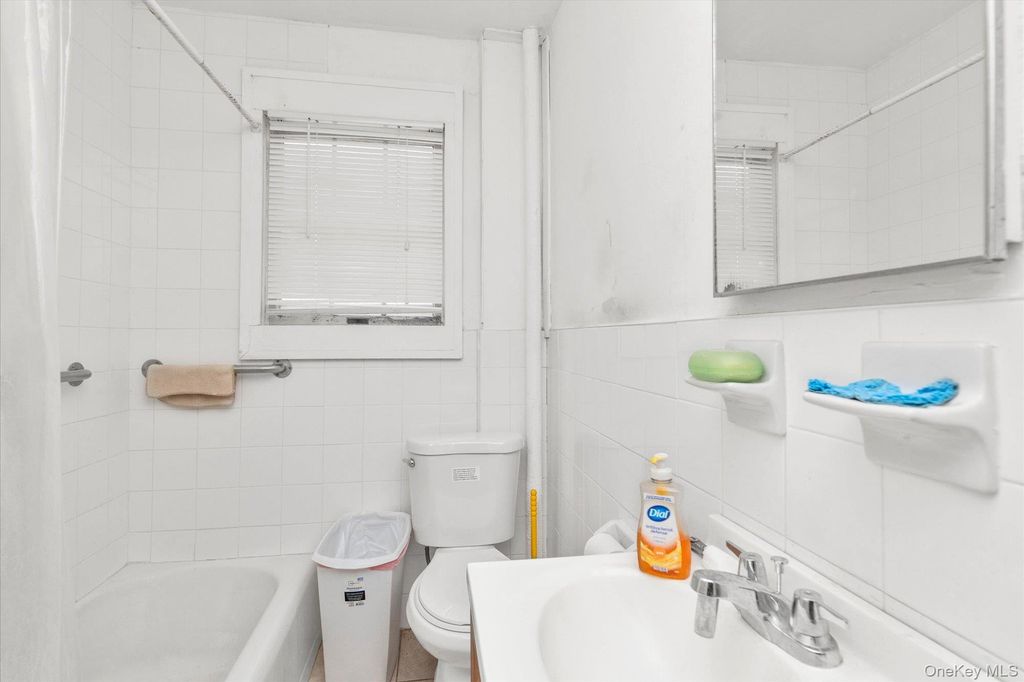 343 Roslyn Avenue, Carle Place, NY 11514 — photo 5
