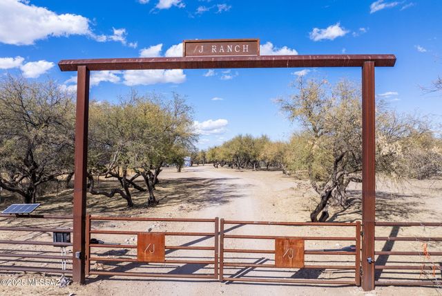 49 Right Of Way Road, Tubac, AZ 85646