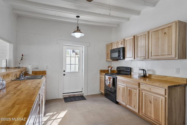 49 Right Of Way Road, Tubac, AZ 85646