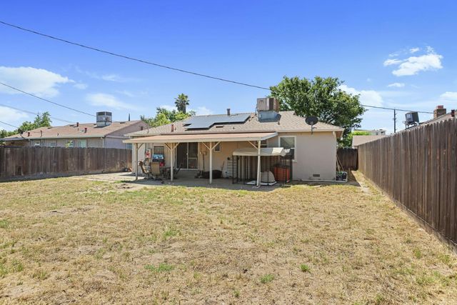 651 Pine St, Manteca, CA 95336