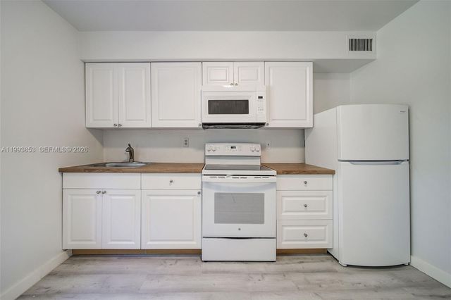 111 NW 152nd St 21, Miami, FL 33169