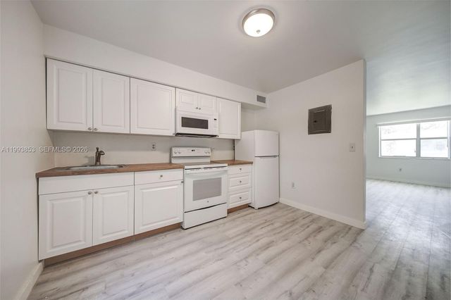 111 NW 152nd St 21, Miami, FL 33169