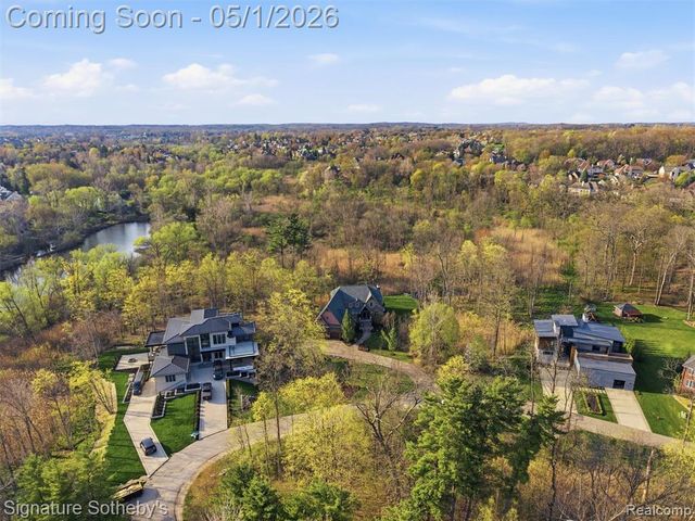 1595 Carriage Way, Rochester, MI 48307