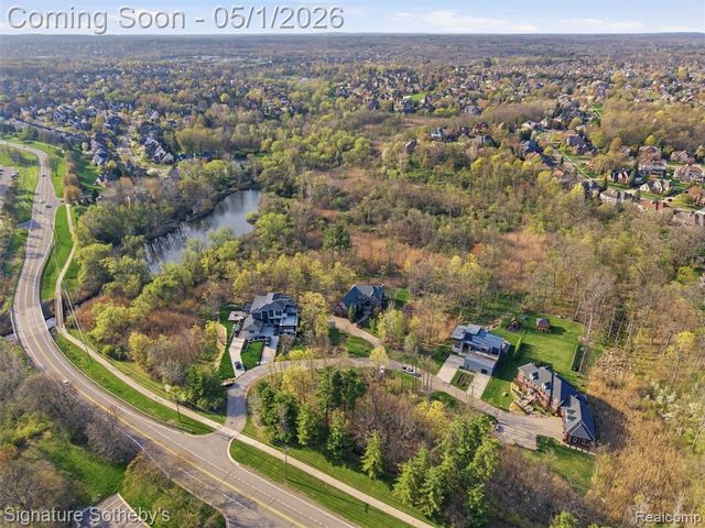 1595 Carriage Way, Rochester, MI 48307