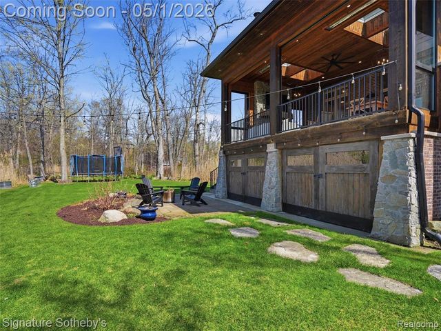 1595 Carriage Way, Rochester, MI 48307