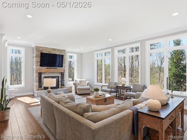 1595 Carriage Way, Rochester, MI 48307