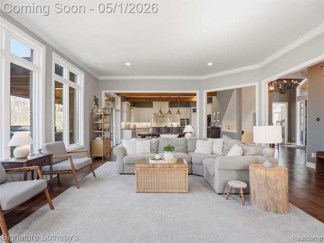 1595 Carriage Way, Rochester, MI 48307